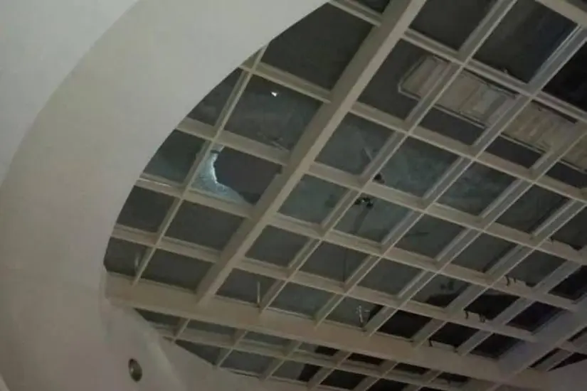 El tragaluz que se encontraba limpiando el joven en el centro comercial | Foto: Axel Hassel