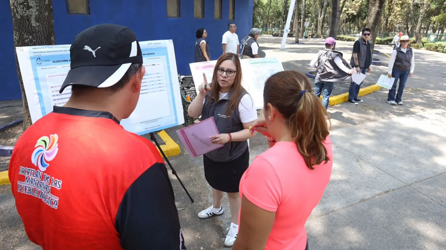 Persona informando sobre la boleta para elección del Poder Judicial en CDMX. Foto: IECM