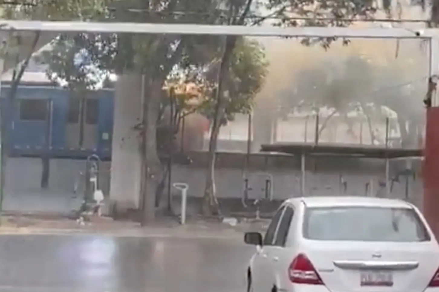 Incendio en tren ligero en la estación La Noria. Foto: Captura de pantalla X (@DoctorDeTejidos)