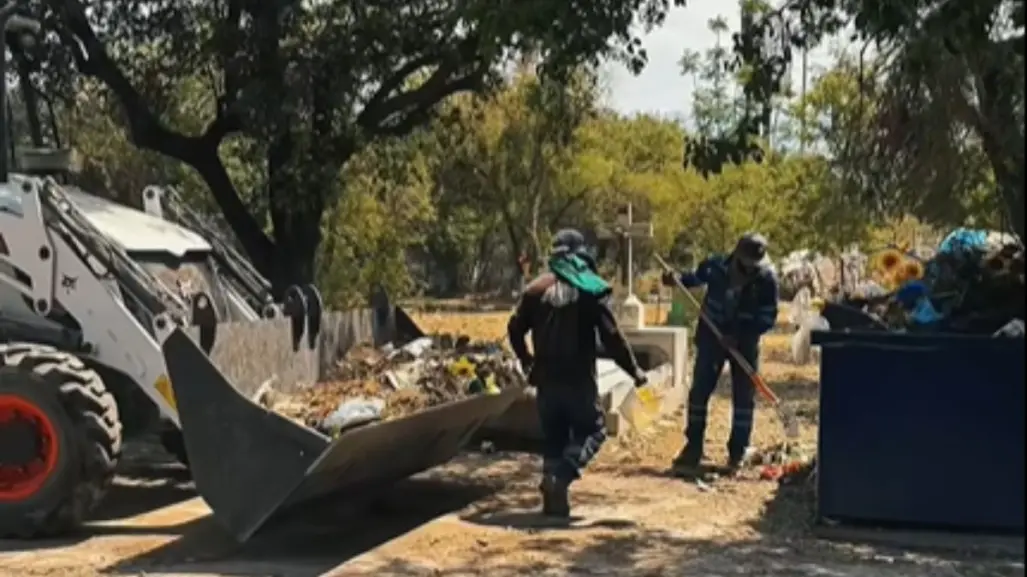 Adrián de la Garza inicia mantenimiento en panteones de Monterrey por el Día de las Madres