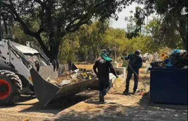 Adrián de la Garza inicia mantenimiento en panteones de Monterrey por el Día de las Madres
