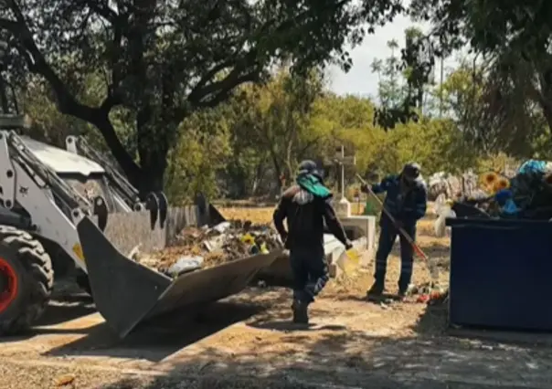 Adrián de la Garza inicia mantenimiento en panteones de Monterrey por el Día de las Madres