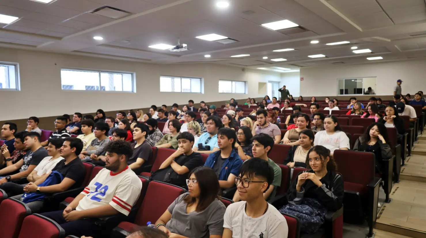 El Lic. Olger Aguilar Toledo compartió con los asistentes criterios clínicos y prácticos para reconocer patrones de consumo que podrían indicar un riesgo de dependencia. Foto: UANL.