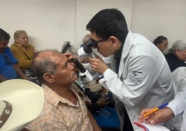 Beneficia Christus Muguerza Hospital Vidriera a 48 abuelitos para que recuperen la vista