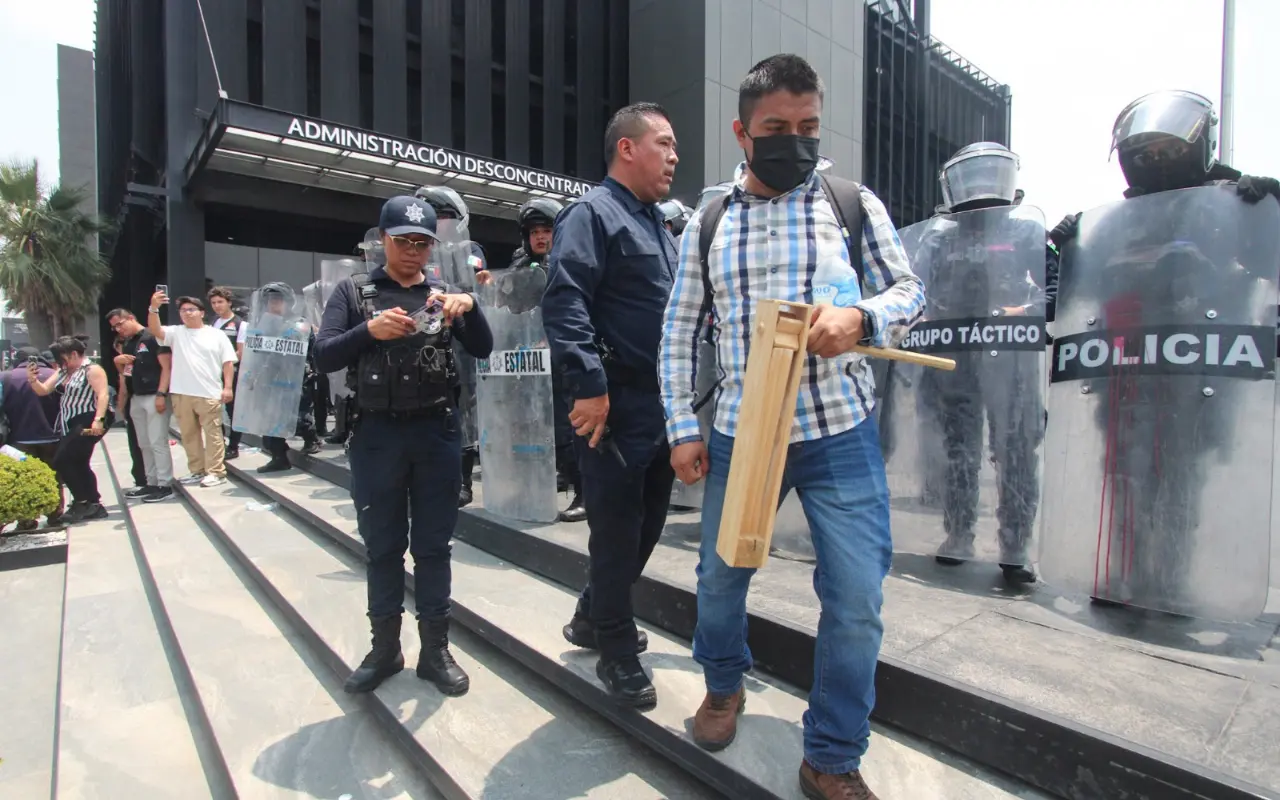 Campesinos de Puebla a las afueras del SAT. Foto: Carlos Rocha