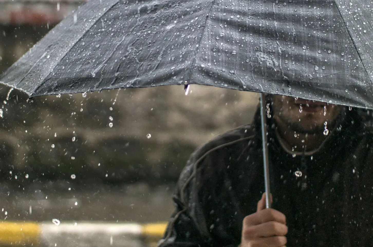 Persona con paraguas bajo la lluvia Foto: Canva