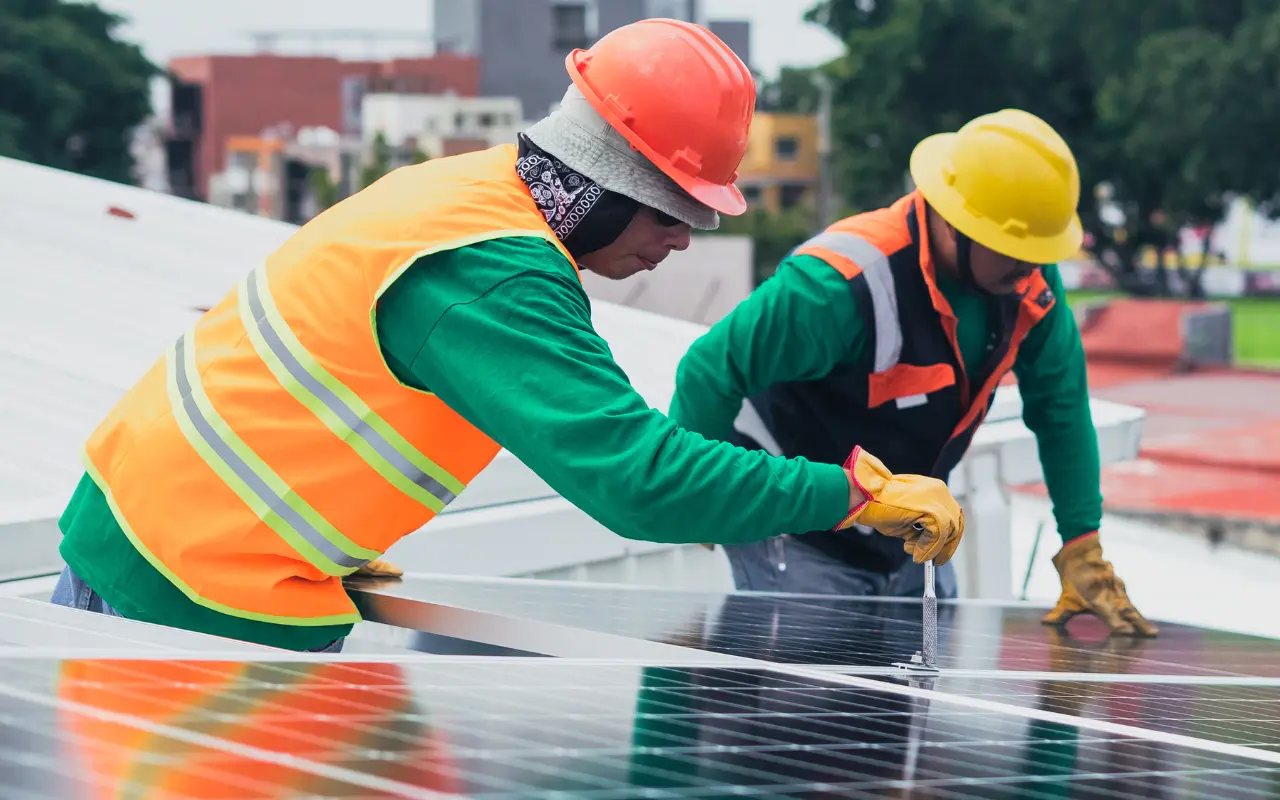 El programa Vivienda para el Bienestar 2025 contempla la entrega de paneles solares gratuitos a familias vulnerables del Estado de México. Foto: Canva