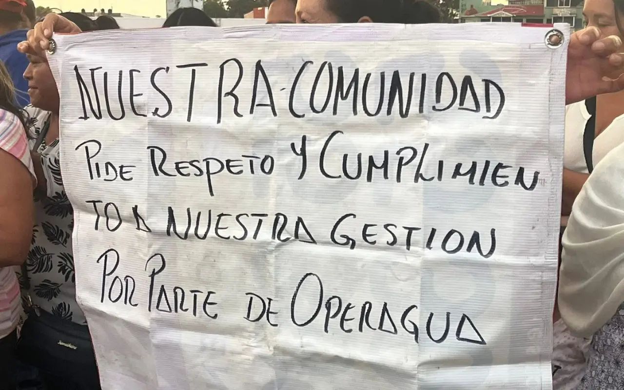 Vecinos de San José Huilango se manifestaron frente al palacio municipal de Cuautitlán Izcalli para exigir agua potable y drenaje. Foto: Cortesía