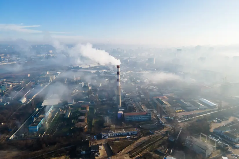 El impuesto se aplica a empresas que emiten más de 25 mil toneladas de gases | Foto: Freepik