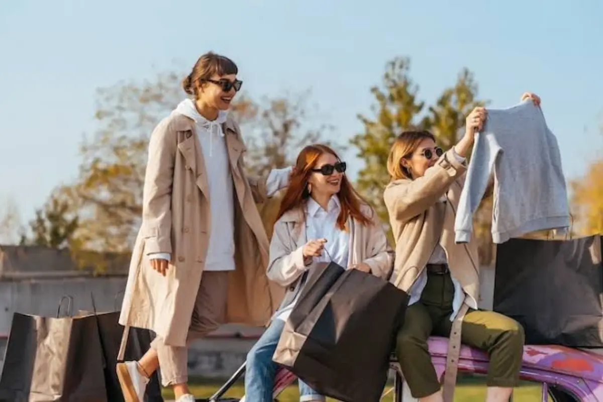 Tres mujeres de compras. Foto: Freepik