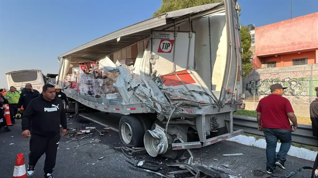 Impactante colisión en Ecatepec: accidente de camión y tráiler deja al menos 10 lesionados