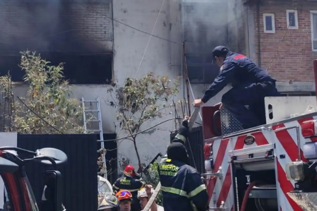 Incendio registrado en la alcaldía Coyoacán donde fallecieron dos hombres y un perro. Foto: Ramón Ramírez