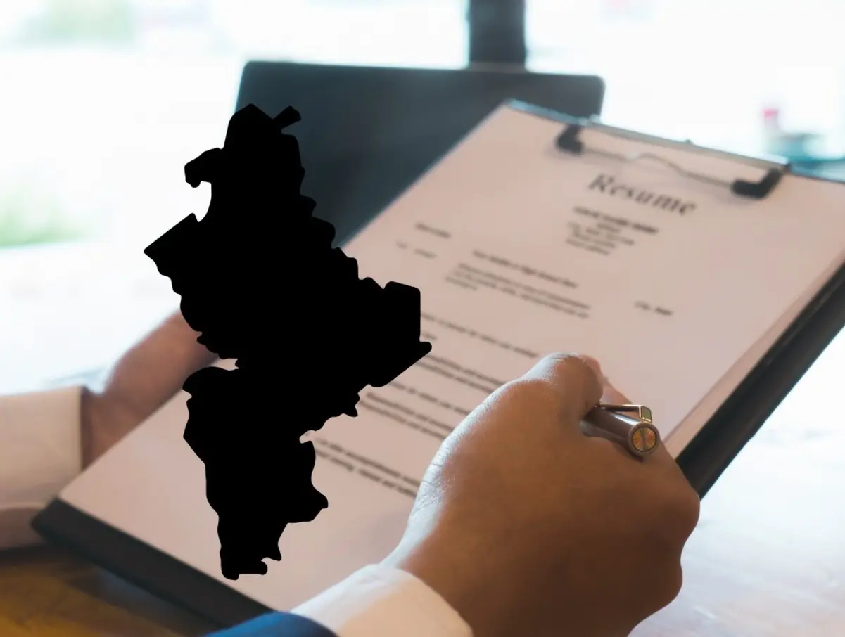La informalidad laboral en Nuevo León, aunque inferior al promedio nacional, representa un desafío persistente que impacta directamente en el Producto Interno Bruto. Foto: Canva.