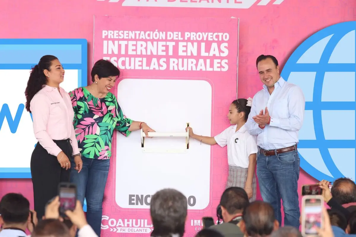 Manolo Jiménez inicia con proyecto de internet para escuelas rurales en Coahuila / Fotos: Gobierno de Coahuila | Canva