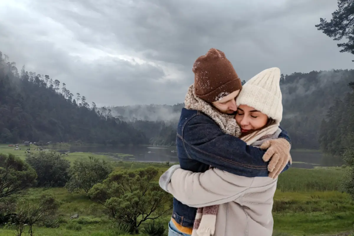Pareja abrazada frente al Parque Nacional Lagunas de Zumpango. Foto: X (@Miguelaangeles0) | Freepik | Canva