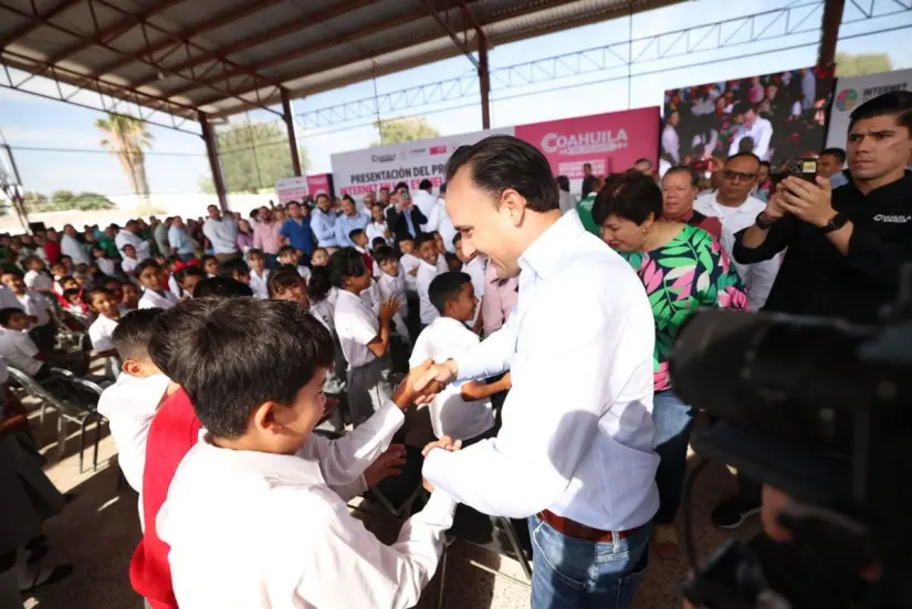Manolo Jiménez en convivencia con alumnos beneficiados de San Pedro, Coahuila / Foto: Gobierno de Coahuila