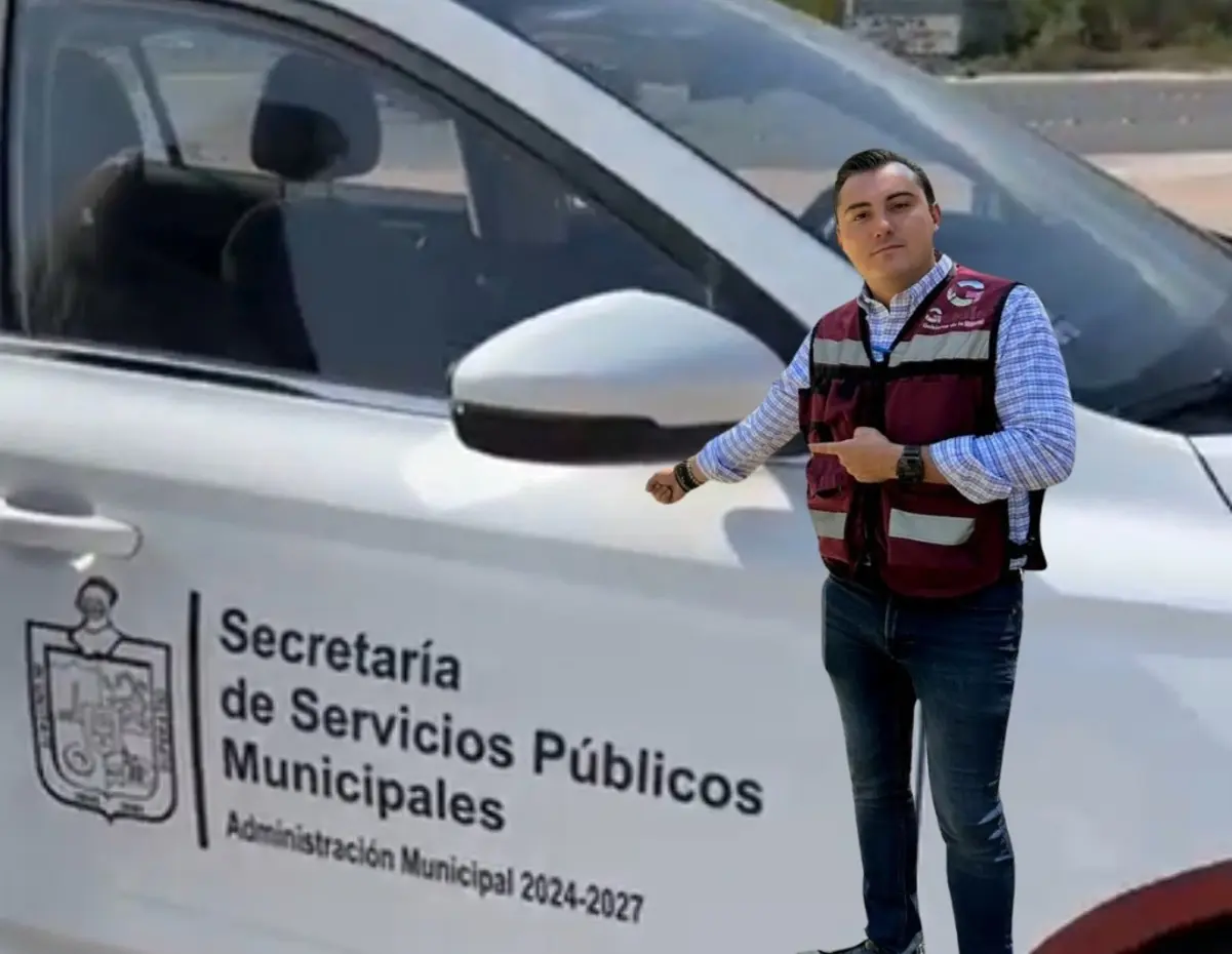 Durante el evento, el alcalde destacó que los automóviles fueron comprados con recursos municipales, enfatizando que ya no se están rentando. Foto: Canva/Manuel Guerra Cavazos.