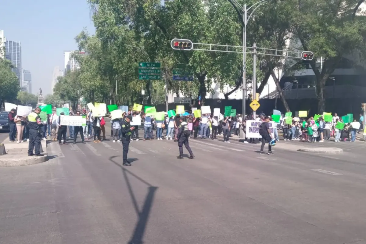 Personas realizando una manifestación y bloqueando Paseo de la Reforma. Foto: X (@OVIALCDMX)