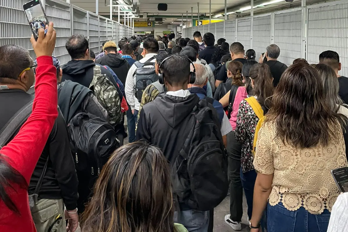 Personas caminando por el transborde de la Línea B del Metro de CDMX. Foto: X (@MonseAguilarxd)