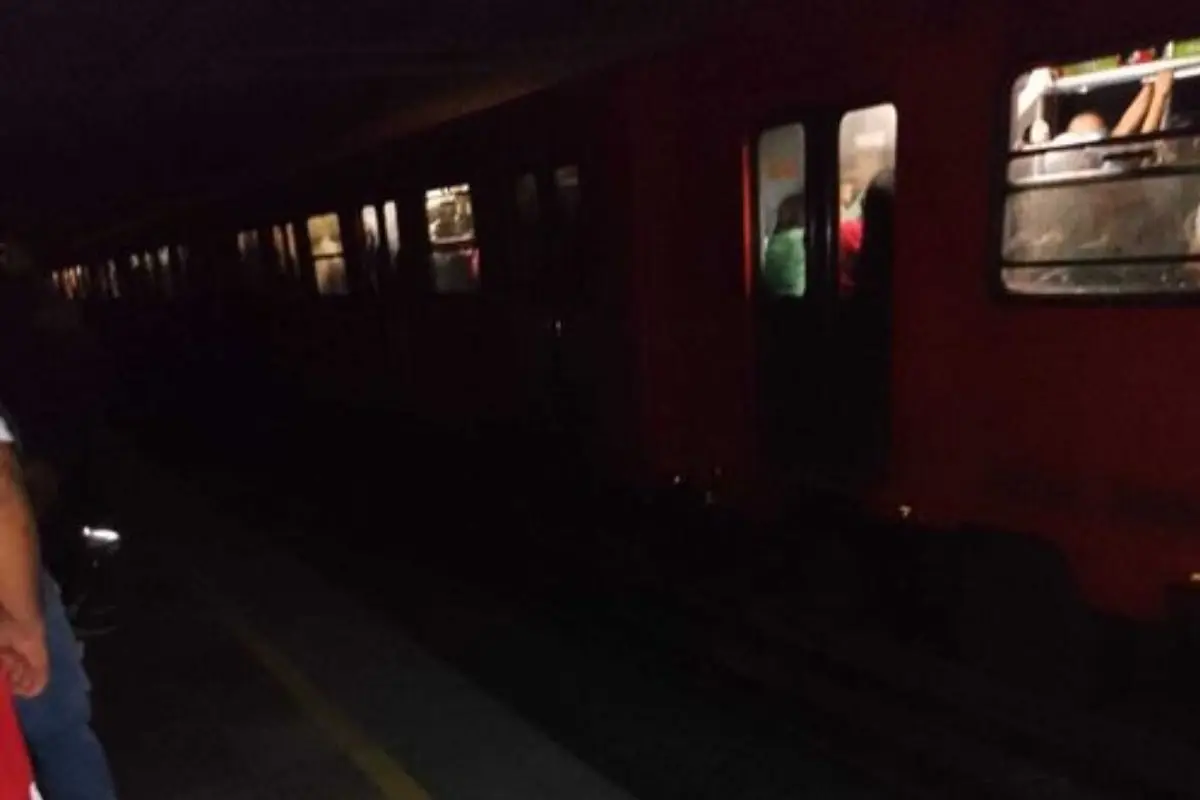Apagón en la Línea B del Metro CDMX Foto: X(@POSTACDMX)| Canva