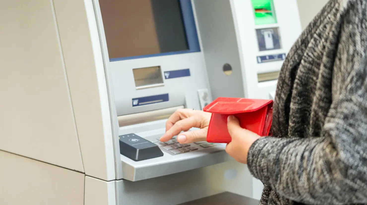 Pensión Bienestar: cobran nueva tarifa por retirar dinero en mayo. Foto: Canva