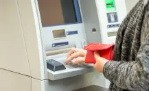 Pensión Bienestar: cobran nueva tarifa por retirar dinero en mayo