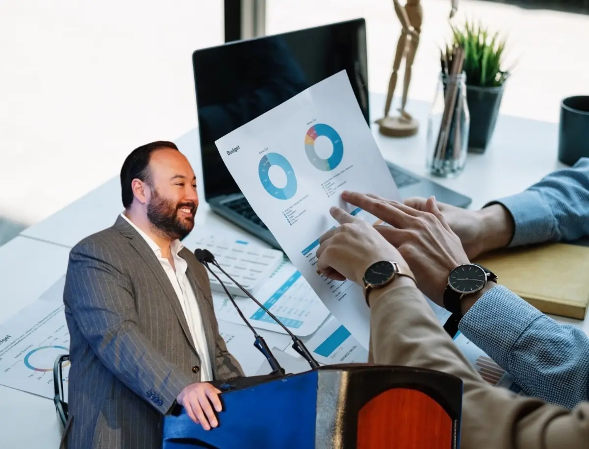 Los proyectos de inversión han sido fundamentales para el dinamismo económico de Nuevo León, reflejándose en un aumento sostenido de su PIB. Foto: Canva/Secretaría de Economía de Nuevo León.