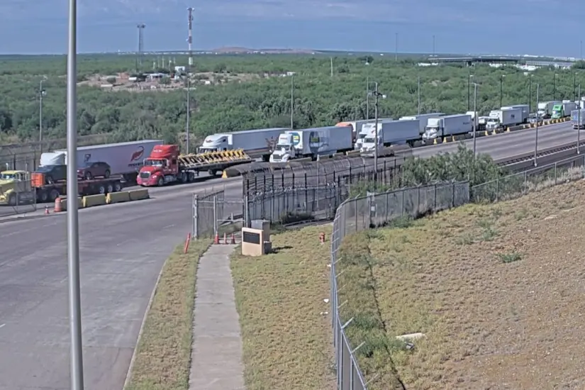 Largas filas pero avanzan rápido las unidades de carga por el puente World Trade Bridge o Comercio Mundial | Foto: cámaras