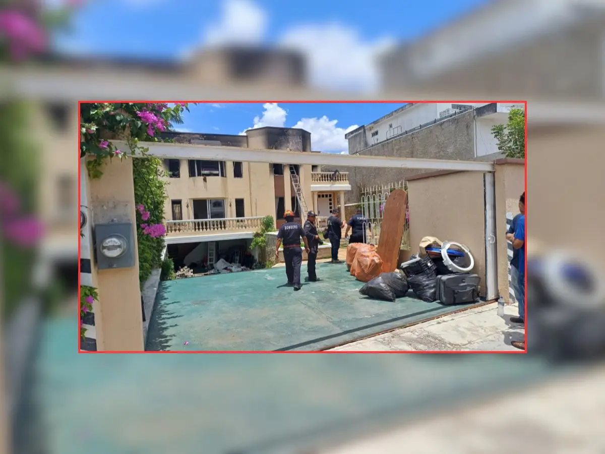 Tras un incendio dos personas fueron rescatadas por los bomberos quienes lograron sofocar las llamas a tiempo antes de que consuma toda la vivienda.- Fuente Kanasin al Extremo