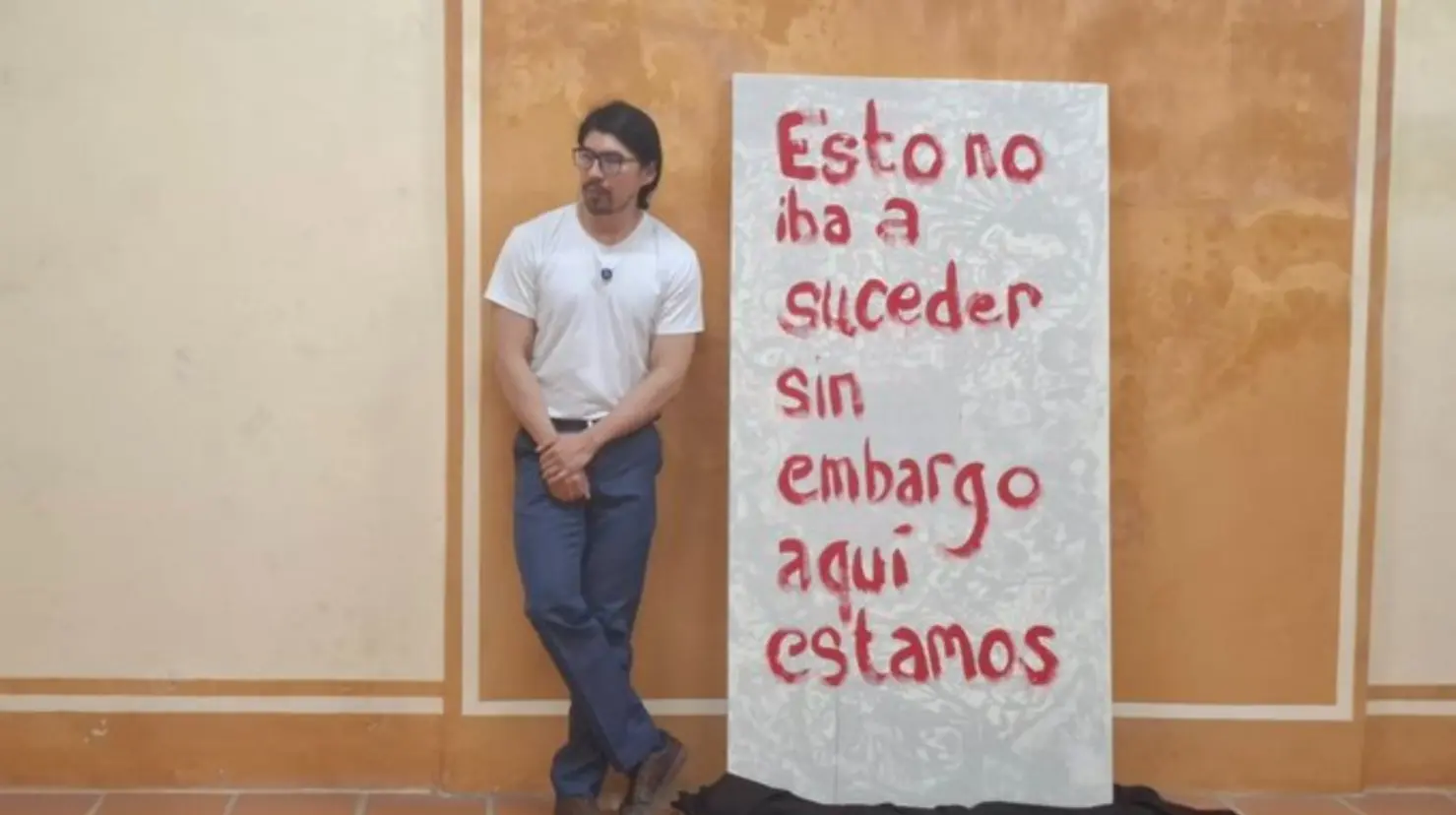 Artista en Puebla pinta cuadro de protesta en sala de Secretaría de Cultura. Foto: Josué Cantorán