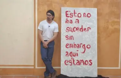 Artista en Puebla pinta cuadro de protesta en sala de Secretaría de Cultura