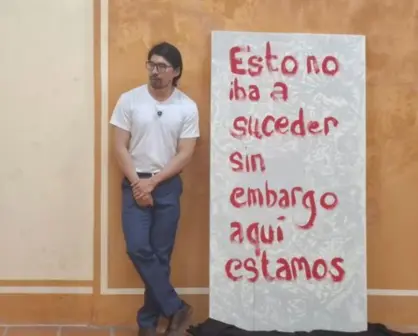 Artista en Puebla pinta cuadro de protesta en sala de Secretaría de Cultura