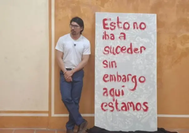 Artista en Puebla pinta cuadro de protesta en sala de Secretaría de Cultura