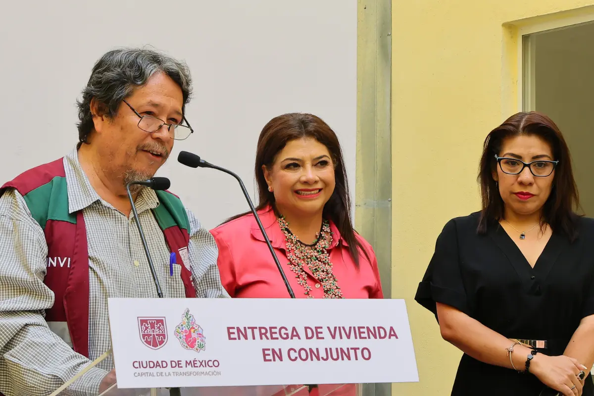Clara Brugada en la entrega de conjunto habitacional. Foto: @ClaraBrugadaM | Canva