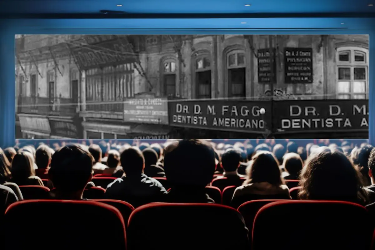 Personas en una sala de cine, primer cine de la CDMX. Foto: X (@Cuauhtemoc_1521) | Canva