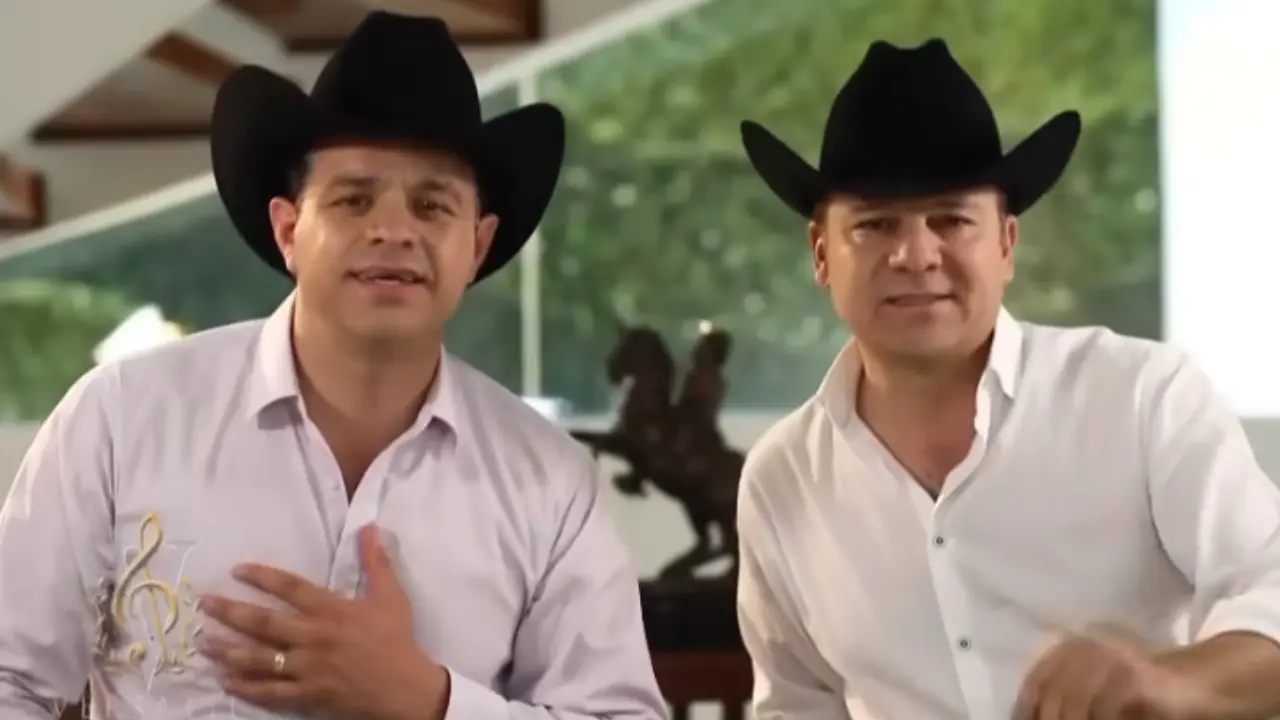 El gobernador de Durango, Esteban Villegas, dedicó un video musical a las mamás. Foto: Especial.