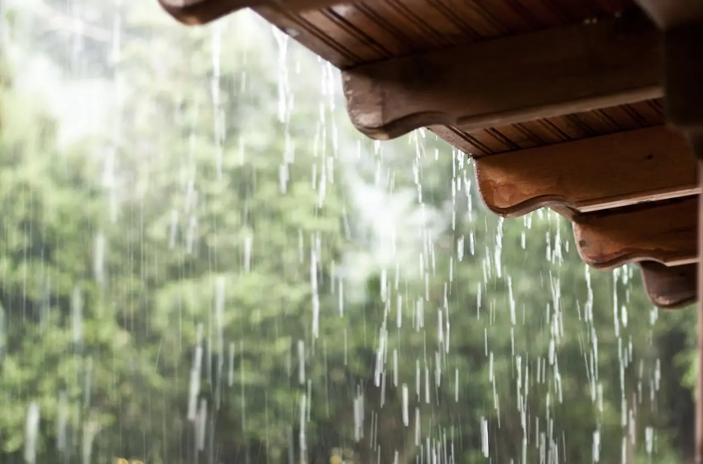 Lluvia cayendo en el techo de una casa en CDMX. Foto: Canva