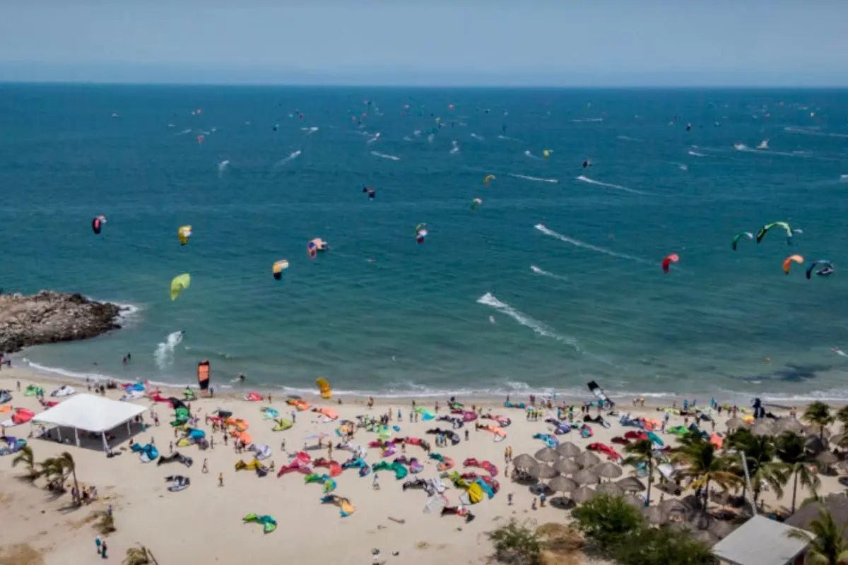 Todo está listo para que Bucerías, Nayarit, reciba una edición más del Festival del Viento 2025. Foto: FB Luis Andrés Carrasco Arena