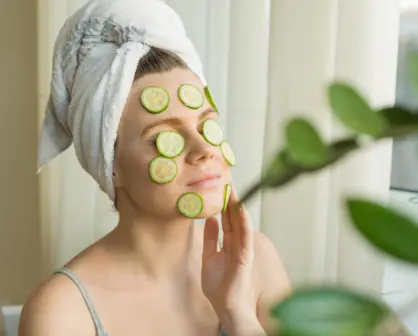 No es mascarilla, pero esta fruta te deja la piel igual de nutrida