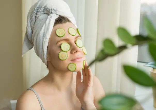 No es mascarilla, pero esta fruta te deja la piel igual de nutrida