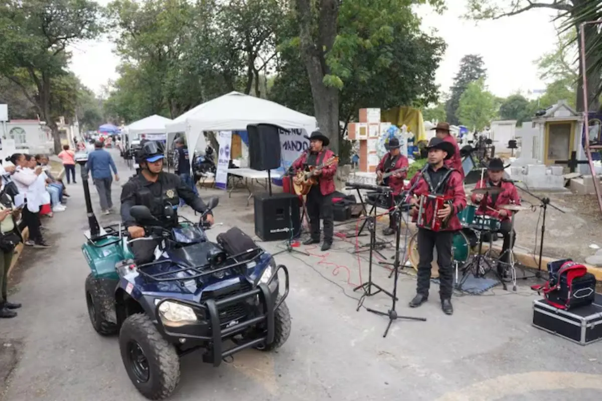 Operativo en un panteón de la Miguel Hidalgo. Foto: Alcaldía Miguel Hidalgo