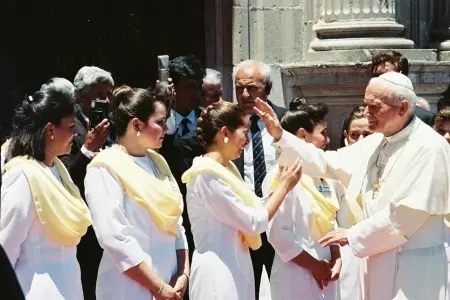 Bendijo el Santo Padre a las madres duranguenses en 1990 | Foto: Arquidiócesis de Durango