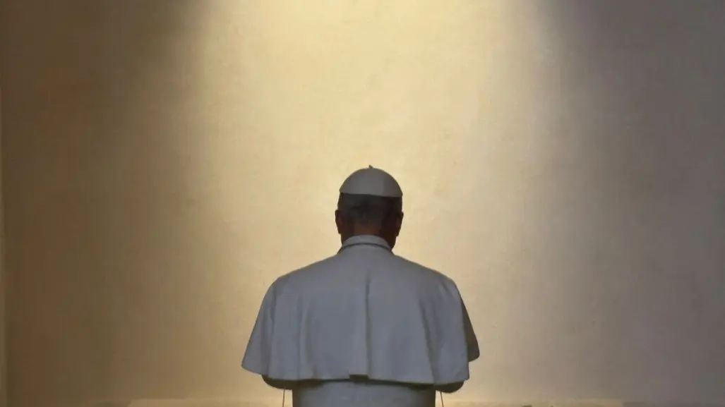 El Papa León XIV visita la tumba de Francisco