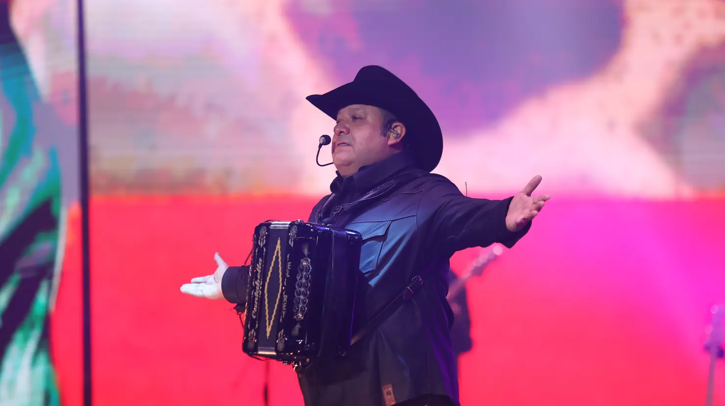 Acompañado de su acordeón, Beto Zapata, vocalista de Pesado, deleitó a los asistentes con el repertorio que el grupo ofreció en esta velada. Foto. Cortesía Arena Monterrey.
