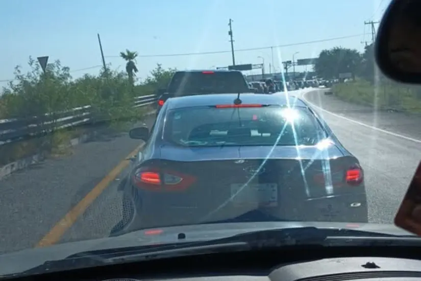 Fila para cruzar el puente Anzaldúas | Foto: FB