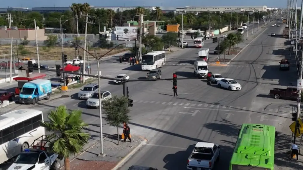 Raúl Cantú entrega semáforo en Salinas Victoria para agilizar la movilidad vial