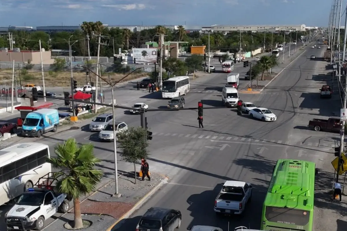 El alcalde de Salinas Victoria, Raúl Cantú, informó la entrega oficial de un nuevo semáforo en el cruce de la calle Marte con Laureles, sobre la carretera a Santa Rosa. Foto: @raulcantudelagarza