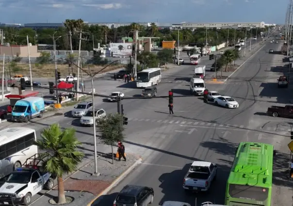 Raúl Cantú entrega semáforo en Salinas Victoria para agilizar la movilidad vial