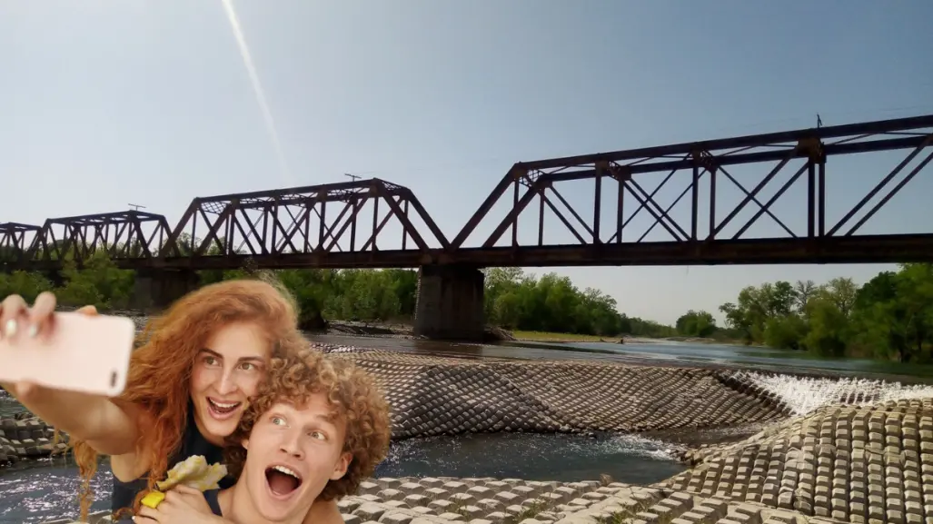 Este hermoso río de Tamaulipas con aguas cristalinas está bajo un puente ferroviario