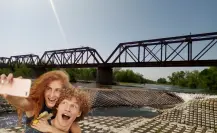 Este hermoso río de Tamaulipas con aguas cristalinas está bajo un puente ferroviario